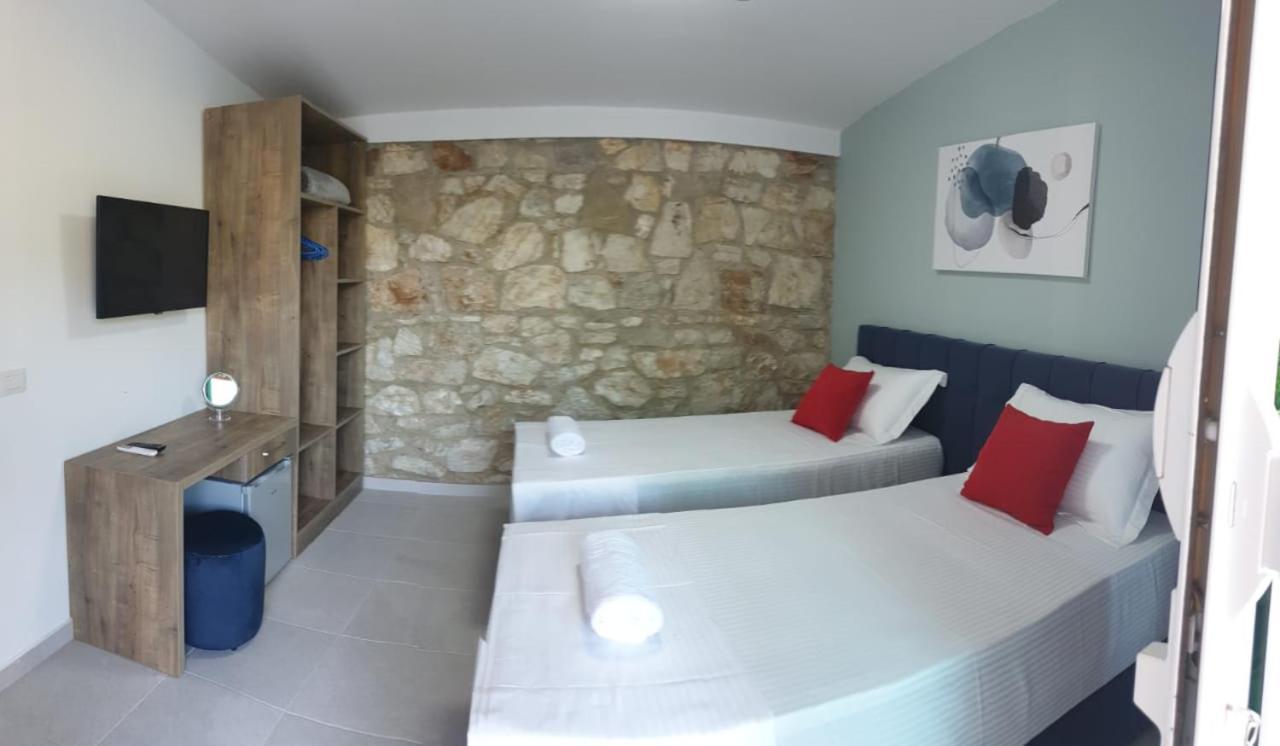 Mezzanine Bay Hotell Himare Eksteriør bilde