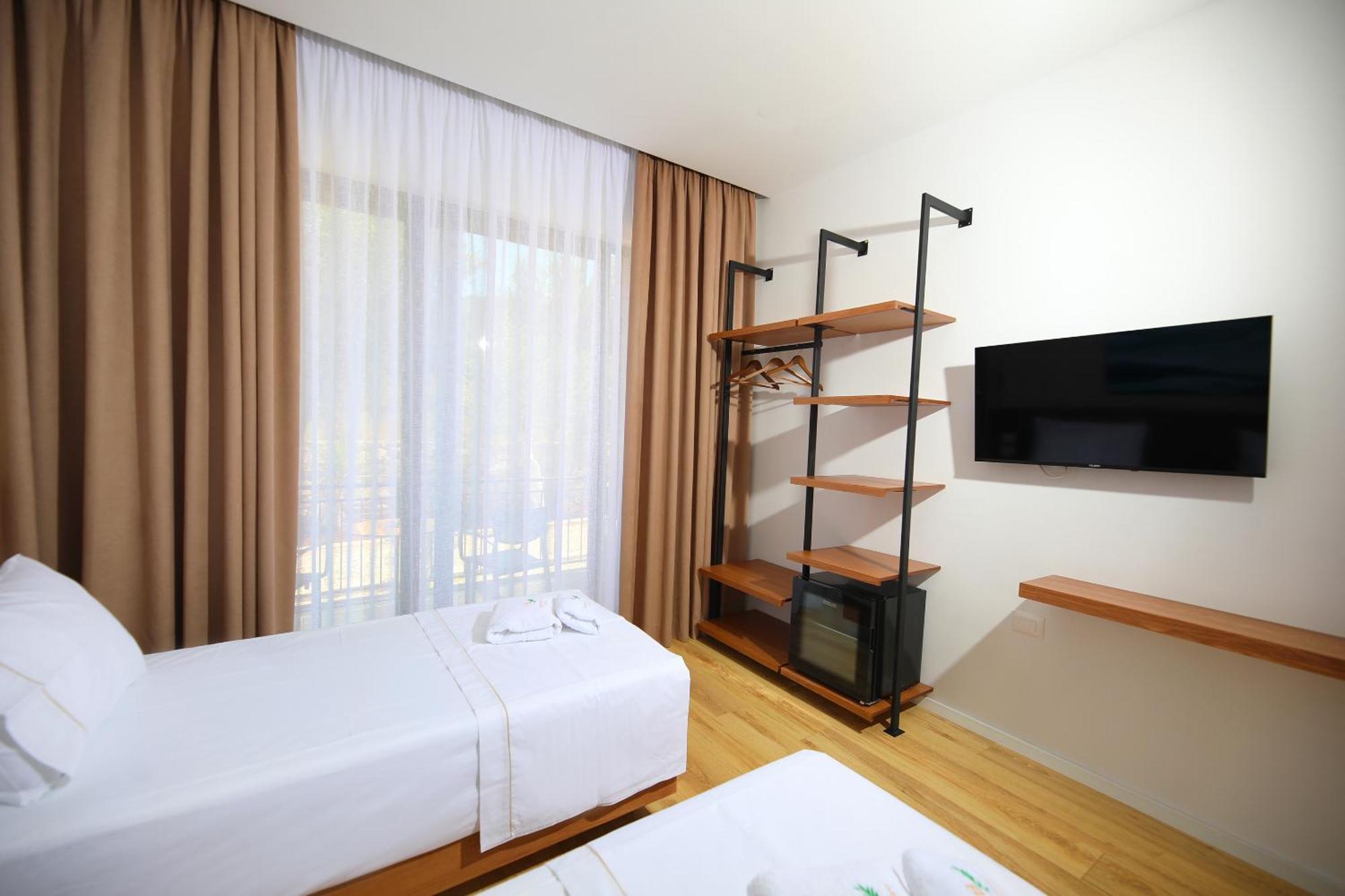 Mezzanine Bay Hotell Himare Eksteriør bilde