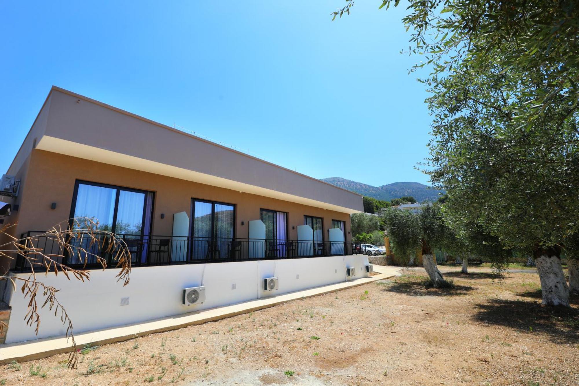Mezzanine Bay Hotell Himare Eksteriør bilde